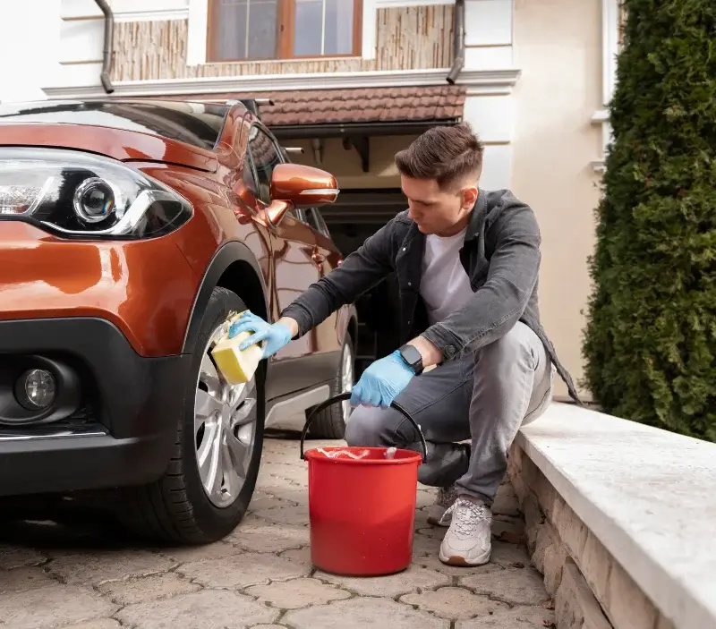 Lavage auto à domicile Fresse-sur-Moselle : professionnel intervenant sur un véhicule